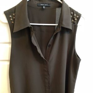Olive green sleeve-less blouse!